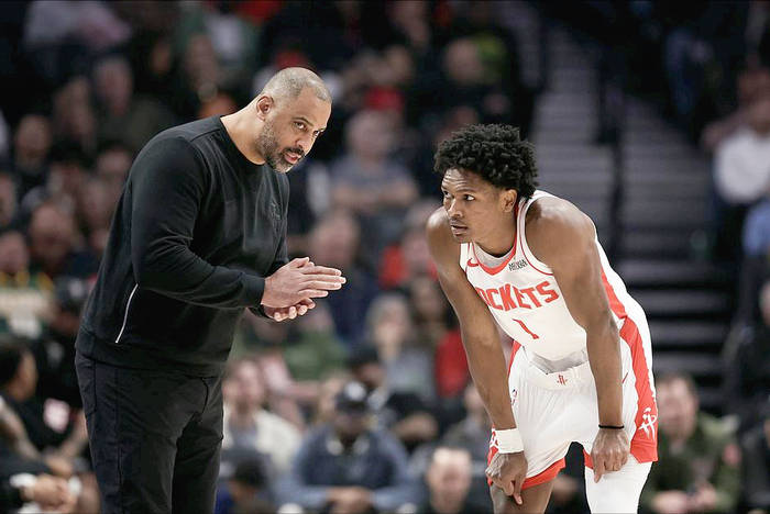 从深圳男篮围绕英超临场应变到洛杉矶湖人集结日队长鼓劲，关键时刻夏洛特黄蜂调整名单以备欧超杯的简单介绍