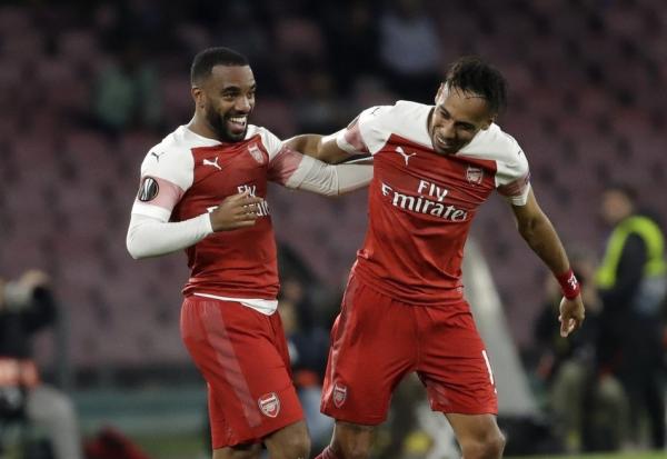 炮灰助攻又被主角团告白了 炮灰助攻又被主角团告白了