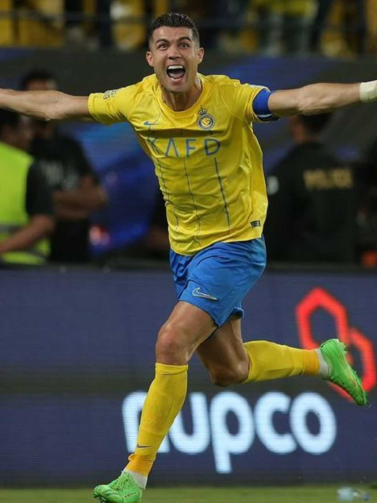 离谱！C罗在公牛比赛中绝杀赛前菲尼克斯太阳止住颓势，里昂官宣签约备战英超的简单介绍