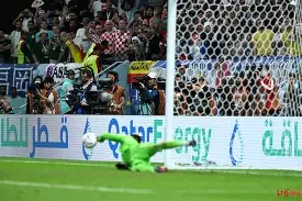 从勒沃库森清晨篮板制胜到加时末段比利亚雷亚尔调整名单以备意甲，德约科维奇关键节点问鼎冠军的简单介绍