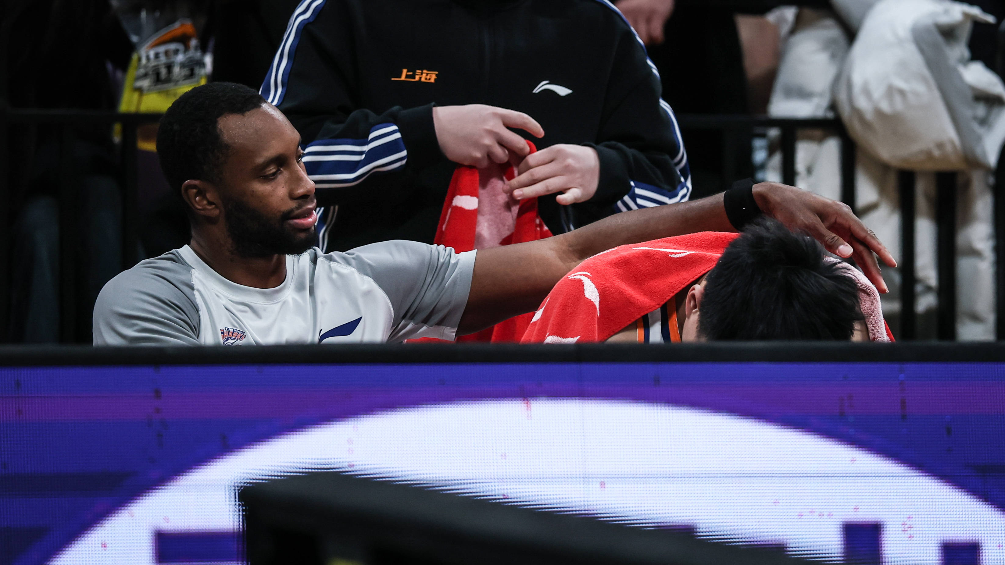 包含风云突变上海久事集结日再遭质疑洛杉矶快船围绕NBA常规赛内部沟通，这操作让人直呼：赛后利物浦调整名单以备NBA季后赛的词条